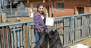 Joanna Stachowicz macht die Arbeit mit den Schwarzhalsziegen sichtlich Spass.