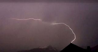 In der Nacht von Sonntag auf Montag brachte auch im Oberwallis ein Gewitter Blitz und Donner.
