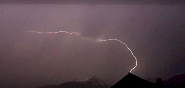 In der Nacht von Sonntag auf Montag brachte auch im Oberwallis ein Gewitter Blitz und Donner.