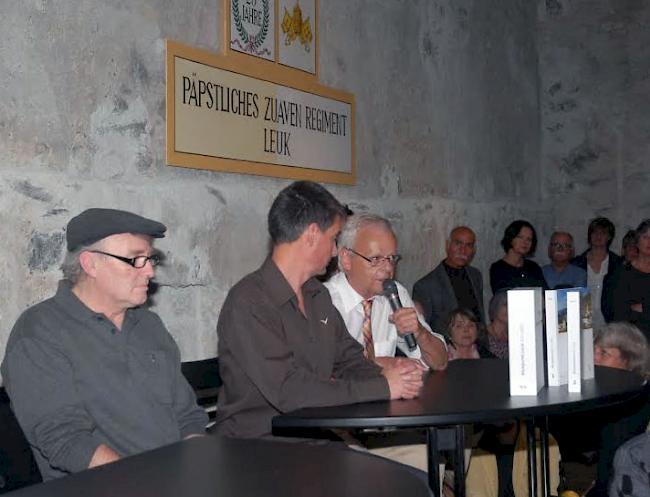 Carlo Schmidt und Peter Oggier - hier am Tisch mit Max Waibel (von links) - gehören ebenfalls zu den Autoren von «Blickpunkt Leuk».