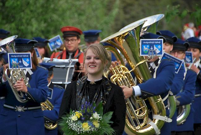 Lächelnd: Ehrendame der Musikgesellschaft «Fafleralp» aus Blatten.