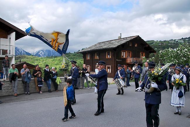 Schwungvoll. Die Musikgesellschaft «Alpenglühn» aus Ausserberg eröffnete den Einmarsch.