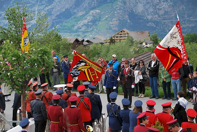 Wechsel. Die Fahnenübergabe an den Bannerherren der Musikgesellschaft «Alpenrose» aus Unterbäch.