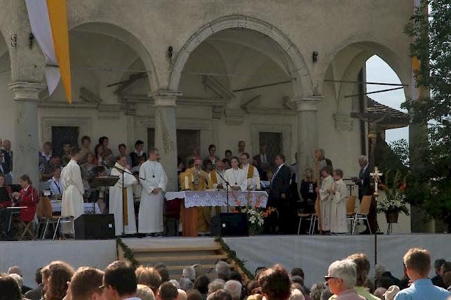 Vor der Ringackerkapelle feiert Abt Joseph Roduit den Gottesdienst.