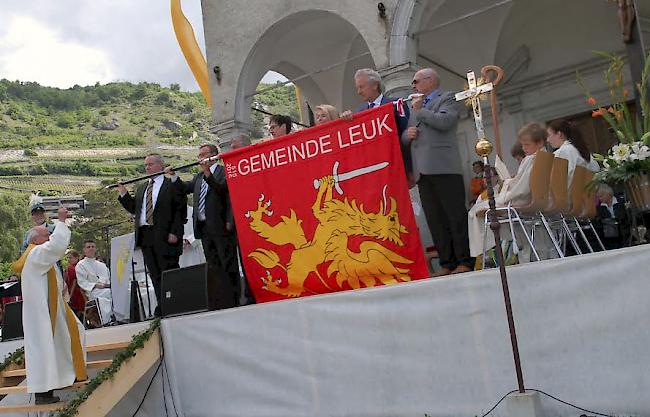 Die neue Leuker Gemeindefahne wird von Pfarrer Thomas Michlig eingeweiht