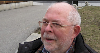 Mit von der Partie. Kollegiumslehrer und Stammgast Engelbert Reul diskutiert an der B&uuml;cherbar.