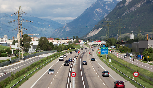 Nach Abschluss der Arbeiten auf der Fahrbahn zwischen Sittten-Ost und Uvrier wird die Baustelle auf dem sechs Kilometer langen Teilstück zwischen Sitten-West und Conthey/Vétroz eingerichtet.