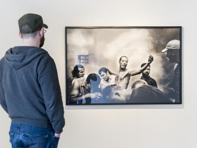 Mann betrachtet Bilder von Paolo Pellegrin  in der Photobastei