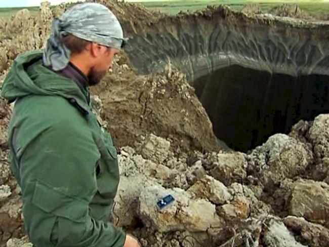 Ein Wissenschaftler am Rande des mysteriösen Kraters