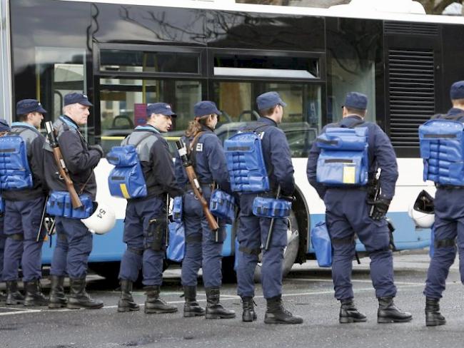 Polizeiaufgebot vor der Luzerner Allmend (Archiv)