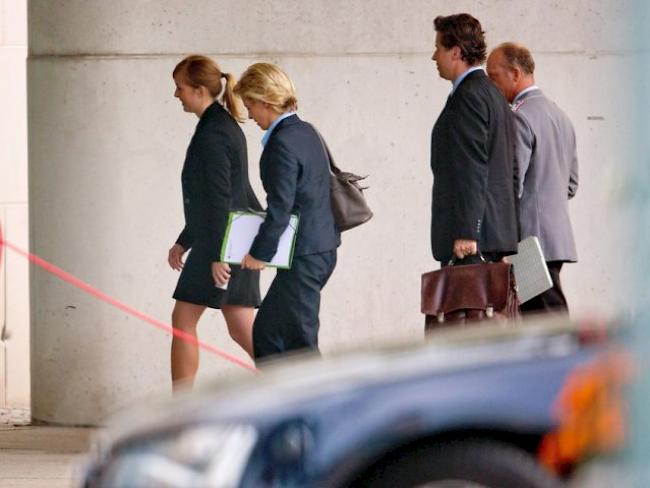 Leyen (2. von links) trifft zur Ministerrunde in Berlin ein