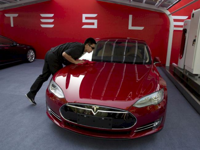 Ein Modell des Elektroautopioniers Tesla (Archiv)