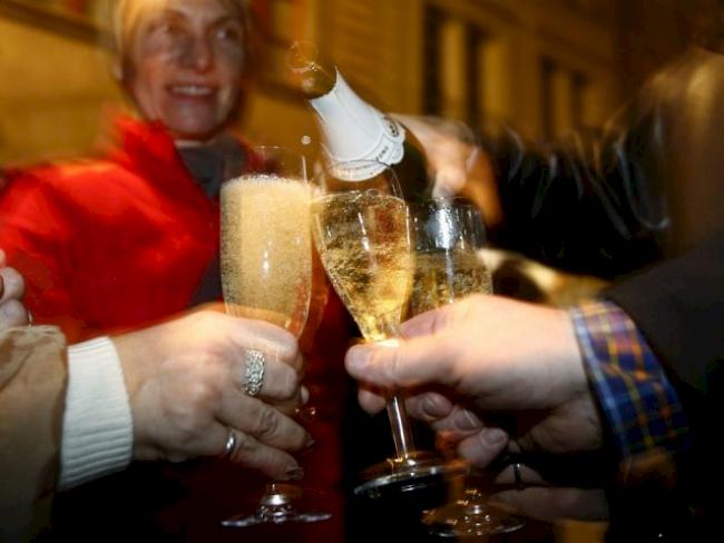 Schaumwein wird oft an Silvester getrunken (Archiv)