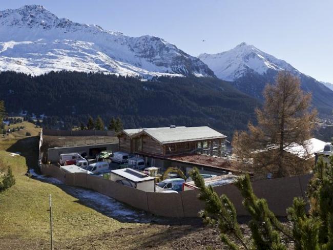 Federers Villa hinter hohen Sichtschutzzäunen in Lenzerheide
