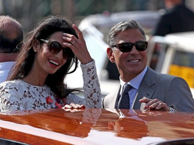 George Clooney und seine Frau Amal Alamuddin zeigen ihre Ringe