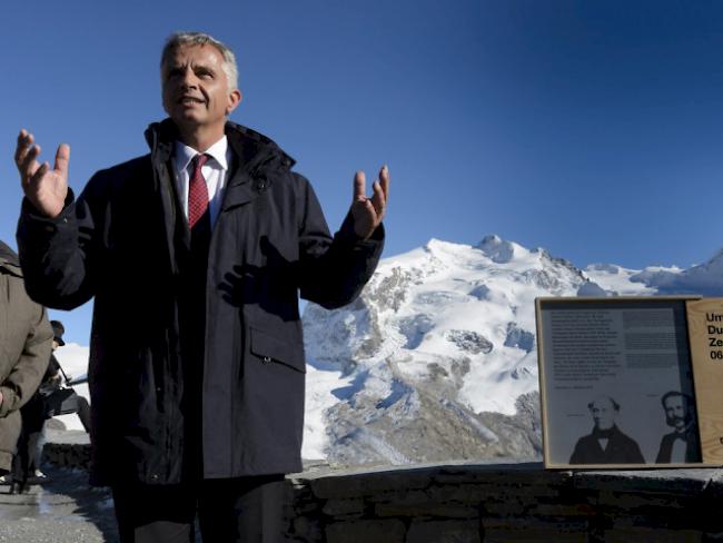Bundespräsident Burkhalter hält eine Rede vor dem Monte-Rosa-Massiv
