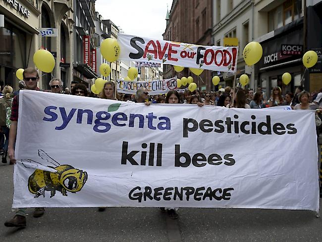 In Basel demonstrierten über 1000 Menschen gegen die Agrochemiekonzerne Monsanto und Syngenta