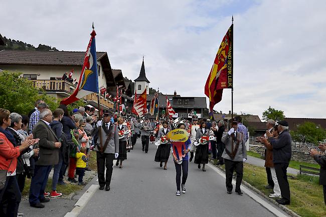 Die MG Enzian Erschmatt mit dem Bezirksbanner