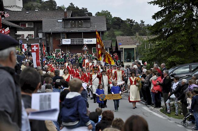 Der TV Edelweiss maschiert am Bezirksmusikfest in Erschmatt ein