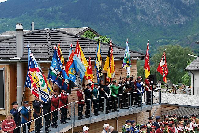 Farbenfroh. Die Bannerherren der Blasmusikvereine des Bezirkes Brig beim Gesamtspiel.