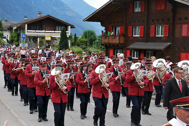 Stramm. Musikanten der Musikgesellschaft "Glishorn".