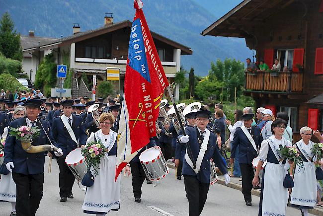 Zügig. Die Musikgesellschaft "Belalp" Naters beim Einmarsch.