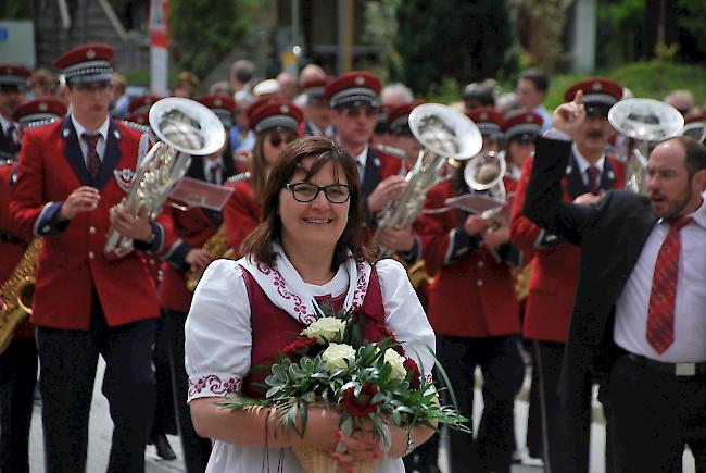 Fröhlich. Ehrendame der Musikgesellschaft "Bleiken" aus Simplon-Dorf.