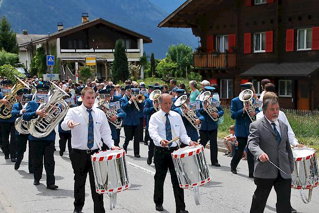 Konzentriert. Marschtambouren der Musikgesellschaft "Findneralp" Eggerberg.