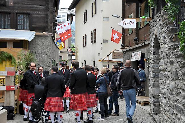 Festbetrieb in den Dorfgassen.