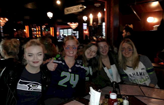Die Seattle Seahawks gegen die New England Patriots am Super Bowl: Sofia Lidman, Mareike Müller, Natacha, Petra Basova und Jasmine Arvidsson.