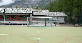 Sanierungsbed&uuml;rftig: Der Weg zu diesem Tor wird in Zukunft weniger holprig sein.