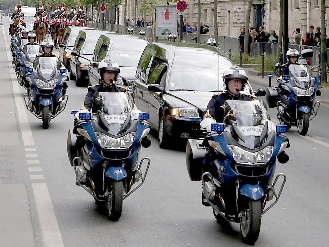 Die Särge der vier Widerstandskämpfer gegen die Nazi-Besatzer am Mittwoch auf dem Weg zum Pariser Panthéon