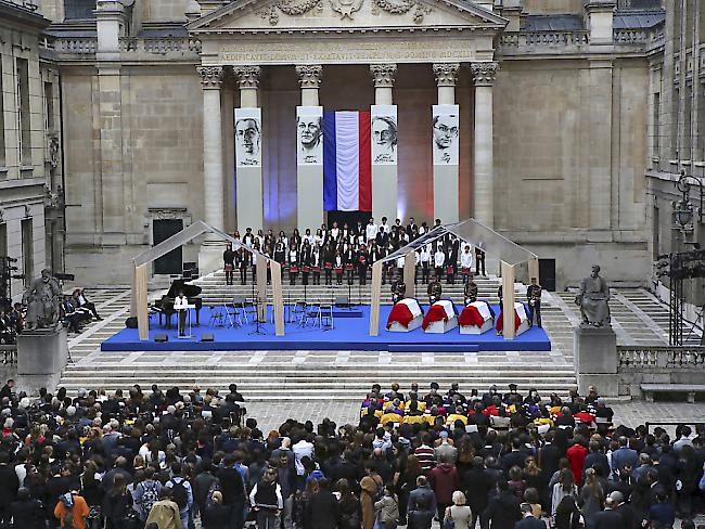 Die vier Särge der Geehrten vor dem Panthéon in Paris