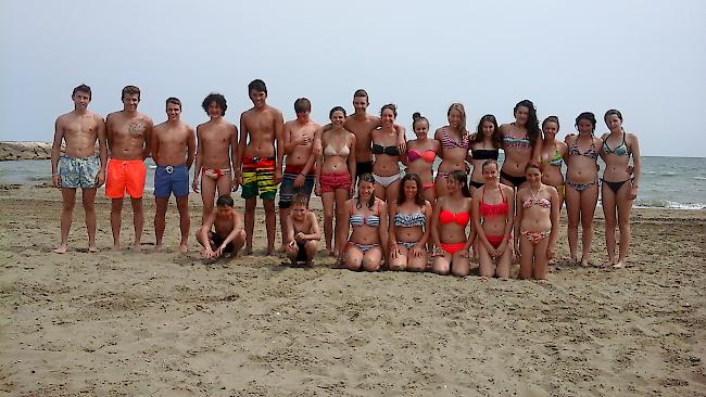 Die teilnehmenden Schwimmerinnen und Schwimmer beim Gruppenbild in Caorle.