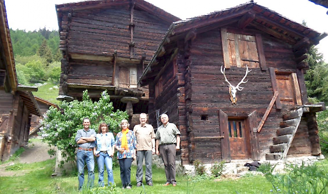Der Vorstand des Fördervereins Ammern mit dem alten Getreidestadel im Hintergrund, der nun umfassend saniert wird (v.l.): Helmut Kiechler, Karolin Wirthner, Präsidentin Rose-Marie Zumofen, Urs Hauser und Beat Jost.