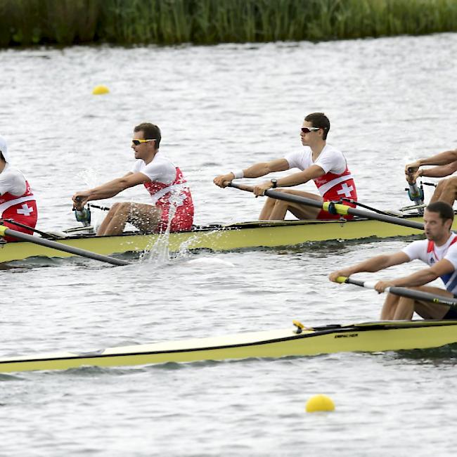 Drei Jahre nach seiner Olympia-Teilnahme (im Bild hinten) ist der Schweizer Leichtgewichts-Vierer zurück an der Weltspitze. Simon Schürch, Lucas Tramèr, Simon Niepmann und Marcio Gyr (von links nach rechts) gewinnen an der EM in Polen die Goldmedaille