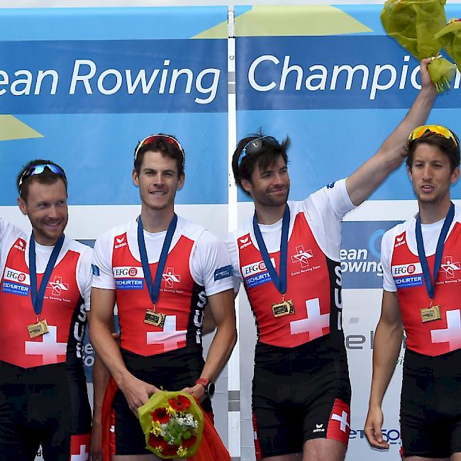 Simon Schürch, Mario Gyr, Lucas Tramèr und Simon Niepmann (von rechts nach links) gewannen an der EM in Poznan (Pol) die Goldmedaille im olympischen Leichtgewichts-Vierer ohne Steuermann