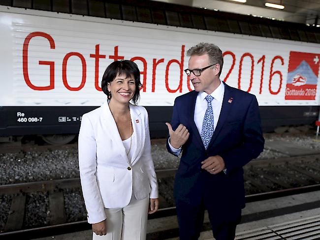 Bundesrätin Doris Leuthard und SBB-Chef Andreas Meyer starten den Countdown für die Eröffnung des Gotthard-Basistunnels.
