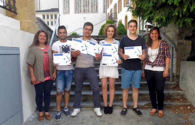 Die Diplomierten (von links): Daniela Ramser (Kursleiterin Infoklick.ch), Egzon Anici, Lundrim Demiri, Enya Pfammatter, Pascal Guntern und Tabea Isler (Stellenleiterin Jugendarbeitsstelle Visp).