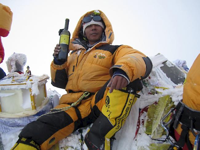 Norbu Sherpa, mit dem Patrick Z’Brun im Jahr 2008 auf Expedition war, mit einer Flasche Sherpa-Wein bei einer späteren Everest-Besteigung.