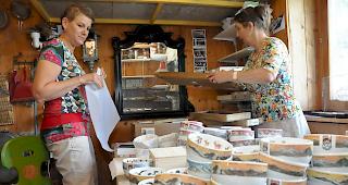 Eine nach der anderen. Rosmarie Clausen-Salzmann (links) und Regula Feller machen ihre &laquo;Bochtjien&raquo; &ndash; die Keramikschalen im Vordergrund &ndash; bereit f&uuml;r die Weltausstellung in Mailand.