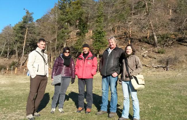 Abschlussbegehung in Varen (von links): Dr. Peter Oggier, Direktor Naturpark Pfyn-Finges, Nathalie Loretan, Gemeinderätin Varen, Rinaldo Hugo, Revierförster Forstbetrieb Sonnenberge-Dala, Roger Varonier, Gemeindevizepräsident Varen und Alice Lambrigger, Fachbereichsleiterin Landschaftsprojekte Naturpark Pfyn-Finges.