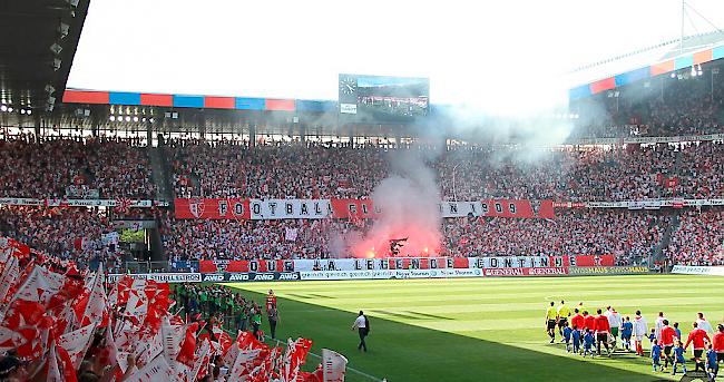 Ein rot-weisses Meer. FC-Sitten-Fans am Cupfinal 2011 in Basel.