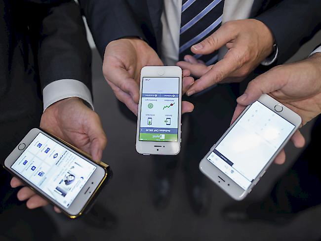 Martin Loosli, Zürcher Kantonalbank, von links, Pedro Deserrano, SIX, und Andreas Kubli, UBS, präsetieren die Bezahl-App "Paymit" an einer Medienkonferenz in Zürich.