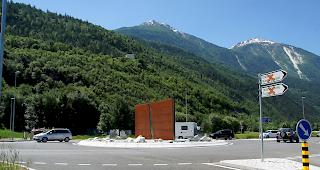 Toter Kreisel-Anschluss. Die Umfahrungstrasse von Turtmann Richtung Industriezone und Gampel-Steg bleibt bis auf Weiteres gesperrt. 