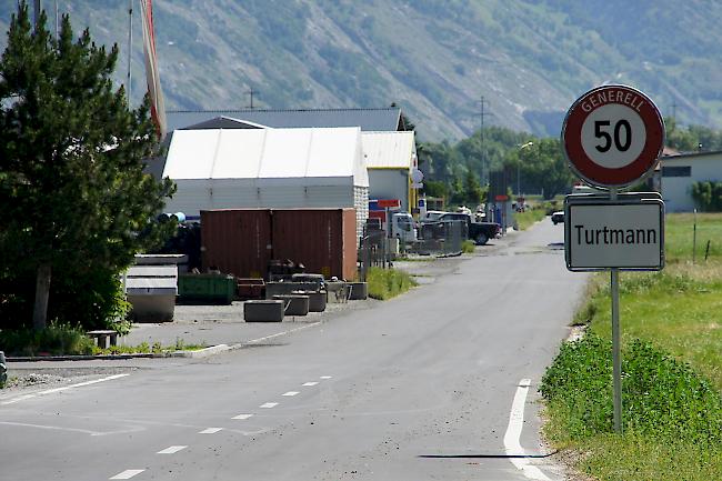 Bick auf die Industriestrasse Turtmann: der fehlende Feinbelag verzögert die Öffnung der Umfahrungsstrasse.