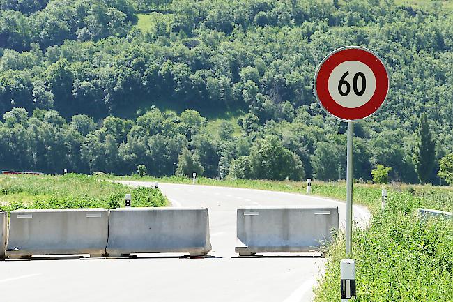 So lange der zweite Teil der Umfahrungsstrasse nicht fertig ist, soll auch die Neubaubstrecke vom Kantonsstrassen-Kreisel bis zur Industriezone nicht freigegeben werden. 