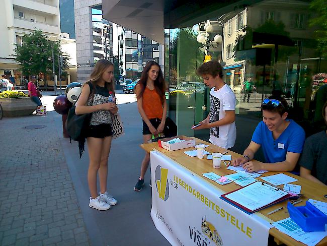 Mitten in Visp: Teilnehmenden Jugendliche «Meet to meet»-Anlass. 