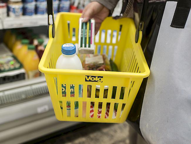 Eine Kundin legt Butter in ihren Einkaufskorb, aufgenommen in der Volg-Filiale im aargauischen Remigen (Archiv)