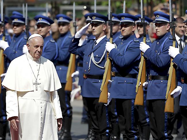 Papst Franziskus schreitet an der Ehrengarde in Sarajevo vorbei